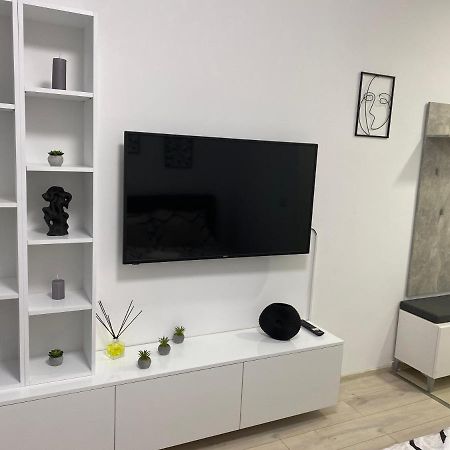 Monica Studio Onesti Eksteriør billede