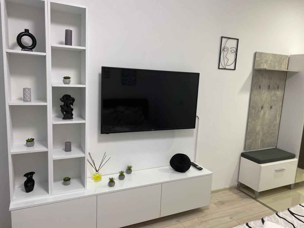 Monica Studio Onesti Eksteriør billede