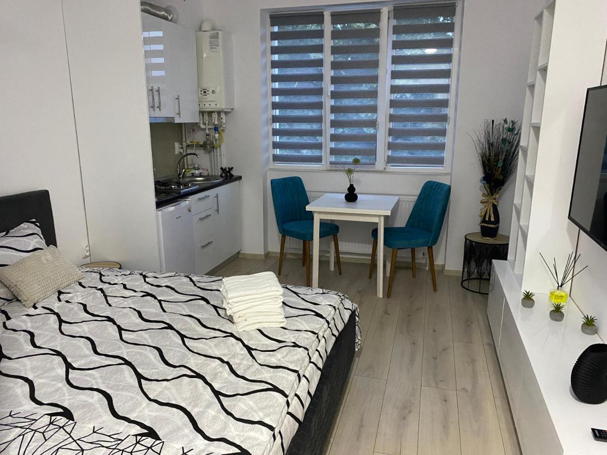 Monica Studio Onesti Eksteriør billede